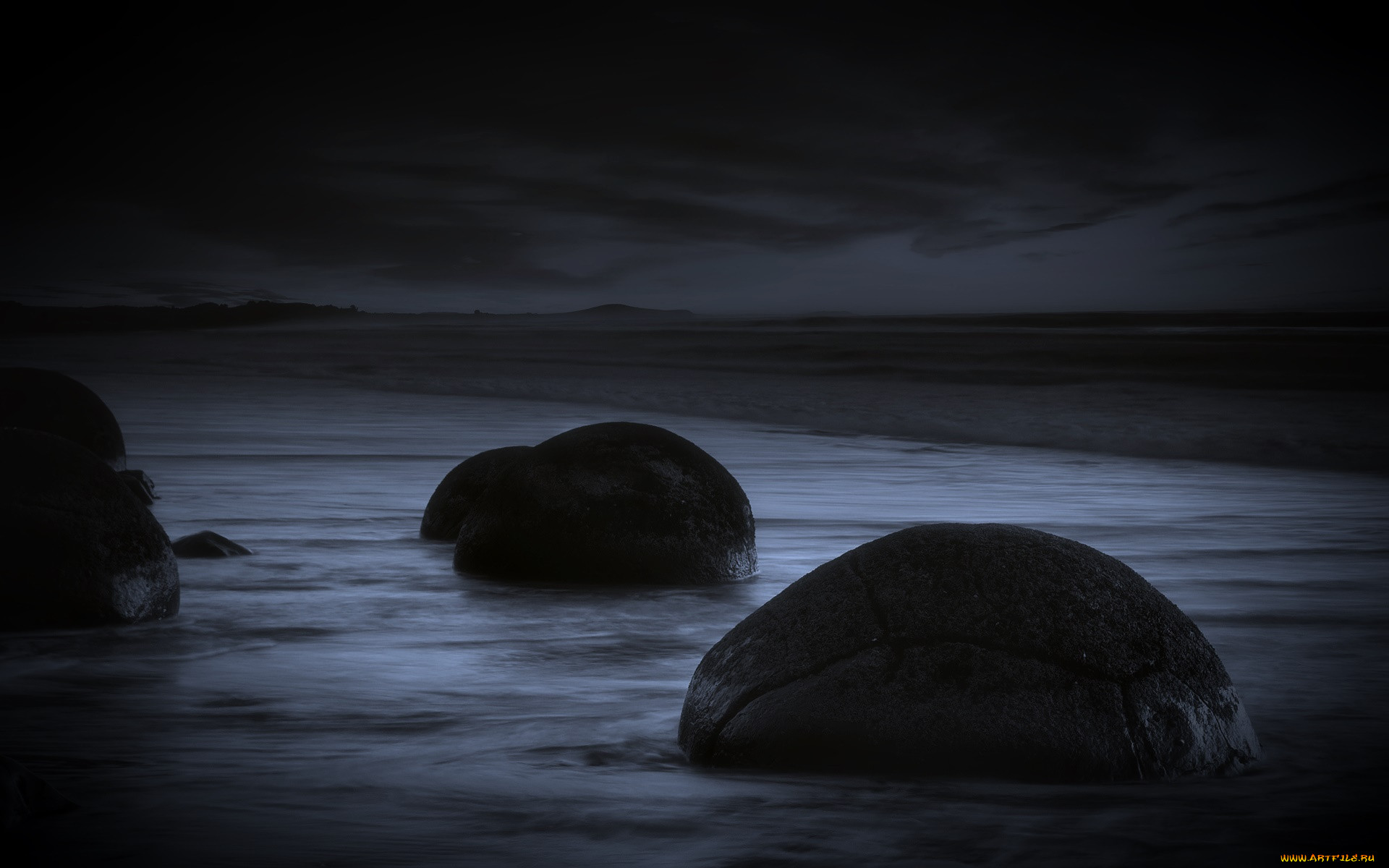 Night stone. Ночь море камни. Камни ночью. Валуны на берегу моря ночью. Каменный пляж ночью.